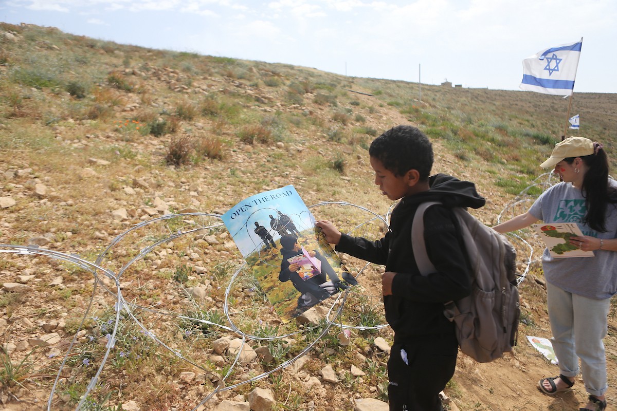 يواصل الطلاب الفلسطينيون اعتصامهم ودراستهم على جانب طريق أغلقه المستوطنون والقوات الإسرائيلية، في قرية أم الخير بمسافر يطا، قضاء الخليل جنوب الضفة الغربية. 26 أبريل/نيسان 2026،(صورة: مأمون وزواز)