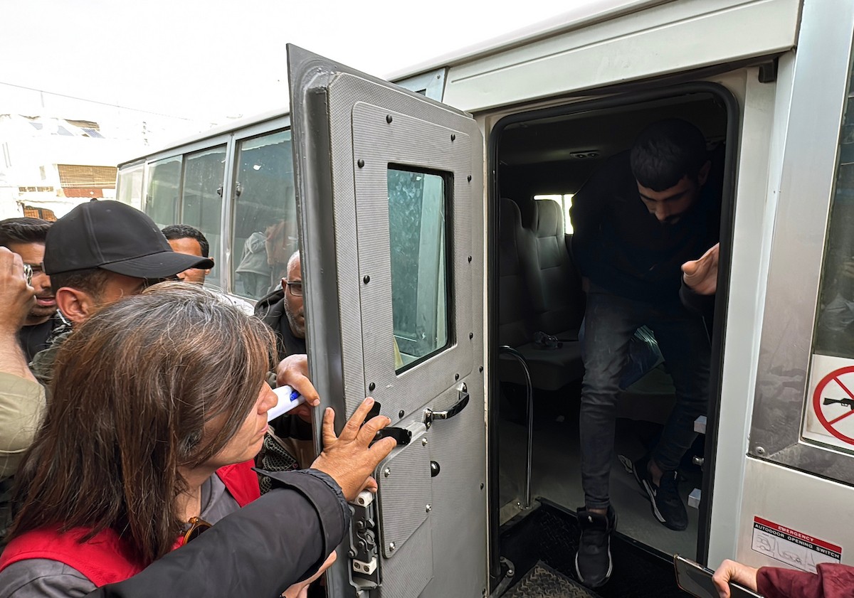 وصل اثنا عشر أسيرًا فلسطينيًا، بينهم امرأة، كانوا قد أُفرج عنهم من سجون الاحتلال الإسرائيلي، إلى مستشفى شهداء الأقصى في دير البلح، وسط قطاع غزة، في 15 أبريل/نيسان 2026، (صورة: أحمد إبراهيم)