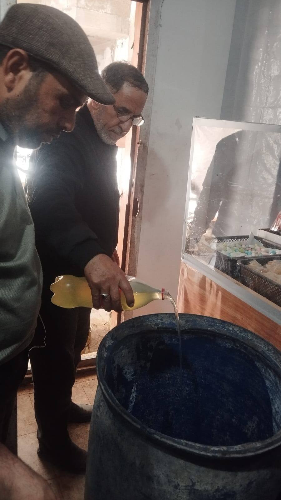 طواقم حماية المستهلك تتلف 4080 كيلوجرام من منتج المختوم شرق غزة...jpg