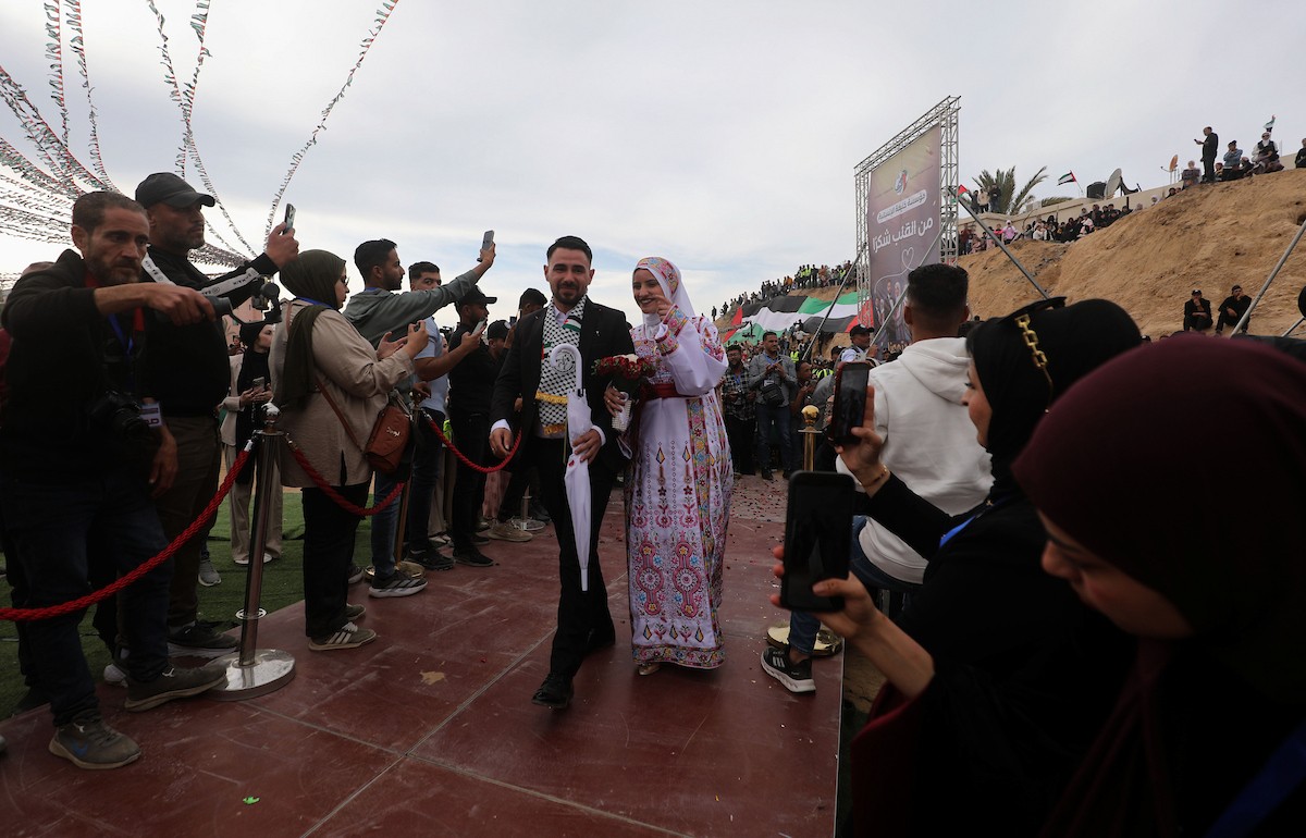 حفل زفاف جماعي لنحو 300 عروس وعريس، تحت عنوان فستان الفرح 2، نظمته مؤسسة الفارس الشم في دير البلح، وسط قطاع غزة، في 24 أبريل/نيسان 2026، (صورة: معز صالحي)