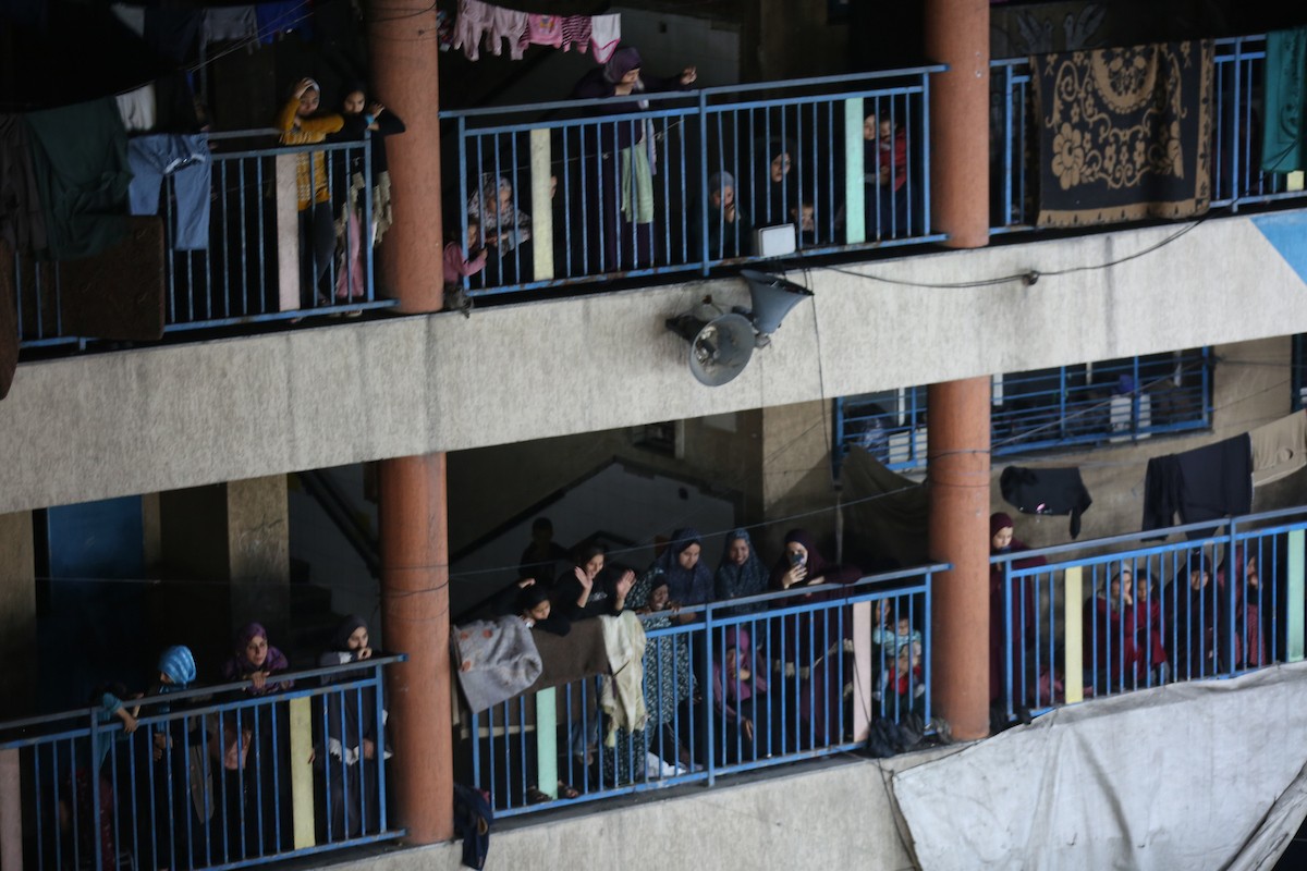 فلسطينيون نازحون يشاركون في حفل زفاف الشاب ماهر حمدية داخل مدرسة حُوّلت إلى مأوى في مخيم النصيرات، وسط قطاع غزة، 26 أبريل/نيسان 2026. (تصوير: حسن الجديدي)