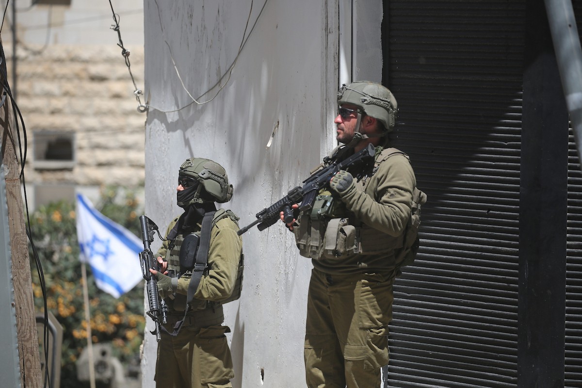 جنود إسرائيليون يقفون في أحد شوارع مدينة نابلس شمال الضفة الغربية، في 23 أبريل/نيسان 2026، خلال غارة للجيش الإسرائيلي. (صورة: محمد ناصر)