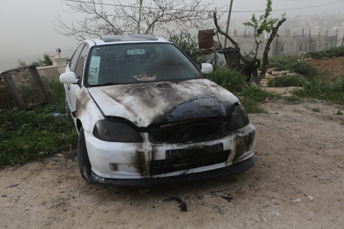 يقف فلسطينيون وسط آثار الدمار في قرية عورتا جنوب نابلس شمال الضفة الغربية، عقب هجوم نفذه مستوطنون إسرائيليون استهدف مركبات ومنازل المواطنين، مخلّفًا أضرارًا واسعة، وفق شهود عيان. 17 أبريل/نيسان 2026. تصوير: محمد ناصر.