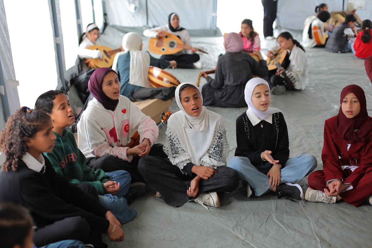 يشارك أطفال فلسطينيون في أنشطة ترفيهية ودعم نفسي اجتماعي في مخيم الزهور للنازحين في مخيم النصيرات للاجئين وسط قطاع غزة. 26 أبريل/نيسان 2026، (تصوير: حسن الجديدي)