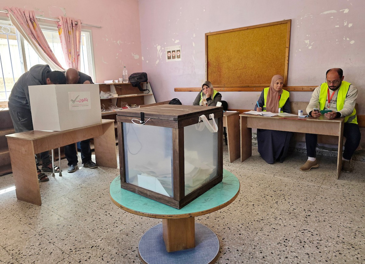 الفلسطينيون يدلون بأصواتهم في مركز اقتراع خلال الانتخابات البلدية في دير البلح، قطاع غزة، في 25 أبريل/نيسان 2026 بعد أكثر من 20 عاما، (صورة: طارق محمد)