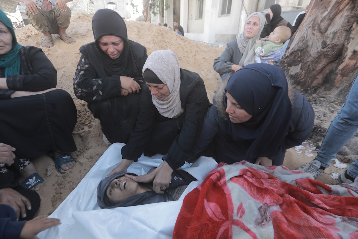 جثمان فلسطيني، قُتل بنيران دبابة إسرائيلية في منطقة بيت لاهيا شمال قطاع غزة، وفقًا لما أفاد به المسعفون، وذلك قبل تشييعه في مستشفى الشفاء بمدينة غزة في 11 أبريل/نيسان 2026.(صورة: بلال أسامة)