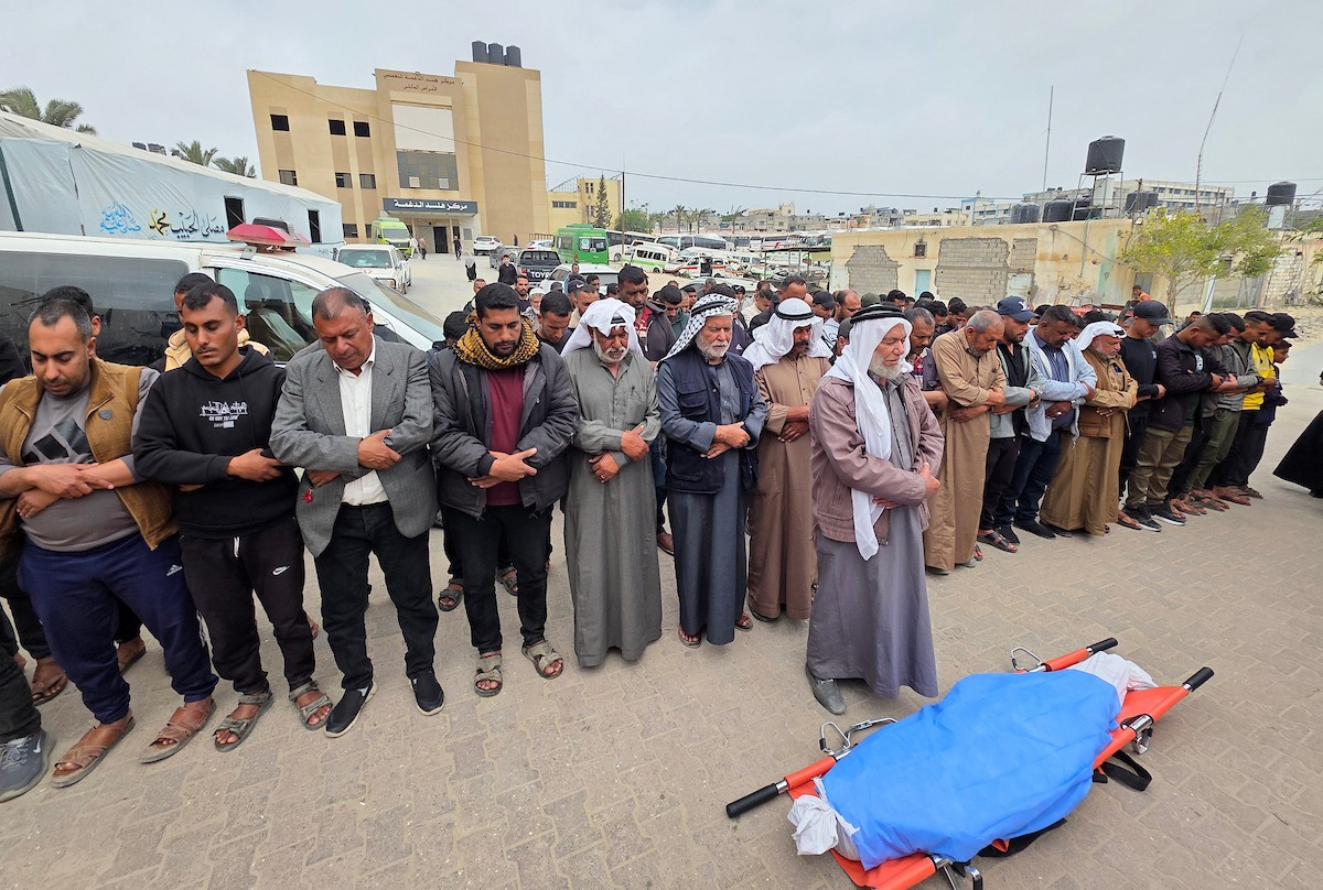 الفلسطينيون ينعون وفاة هدى العطار في مجمع ناصر الطبي، بعد استشهادها في غارة جوية إسرائيلية استهدفت خيمتها في منطقة المواصي، جنوب خان يونس، جنوب قطاع غزة. 26 أبريل/نيسان 2026. تصوير: طارق محمد