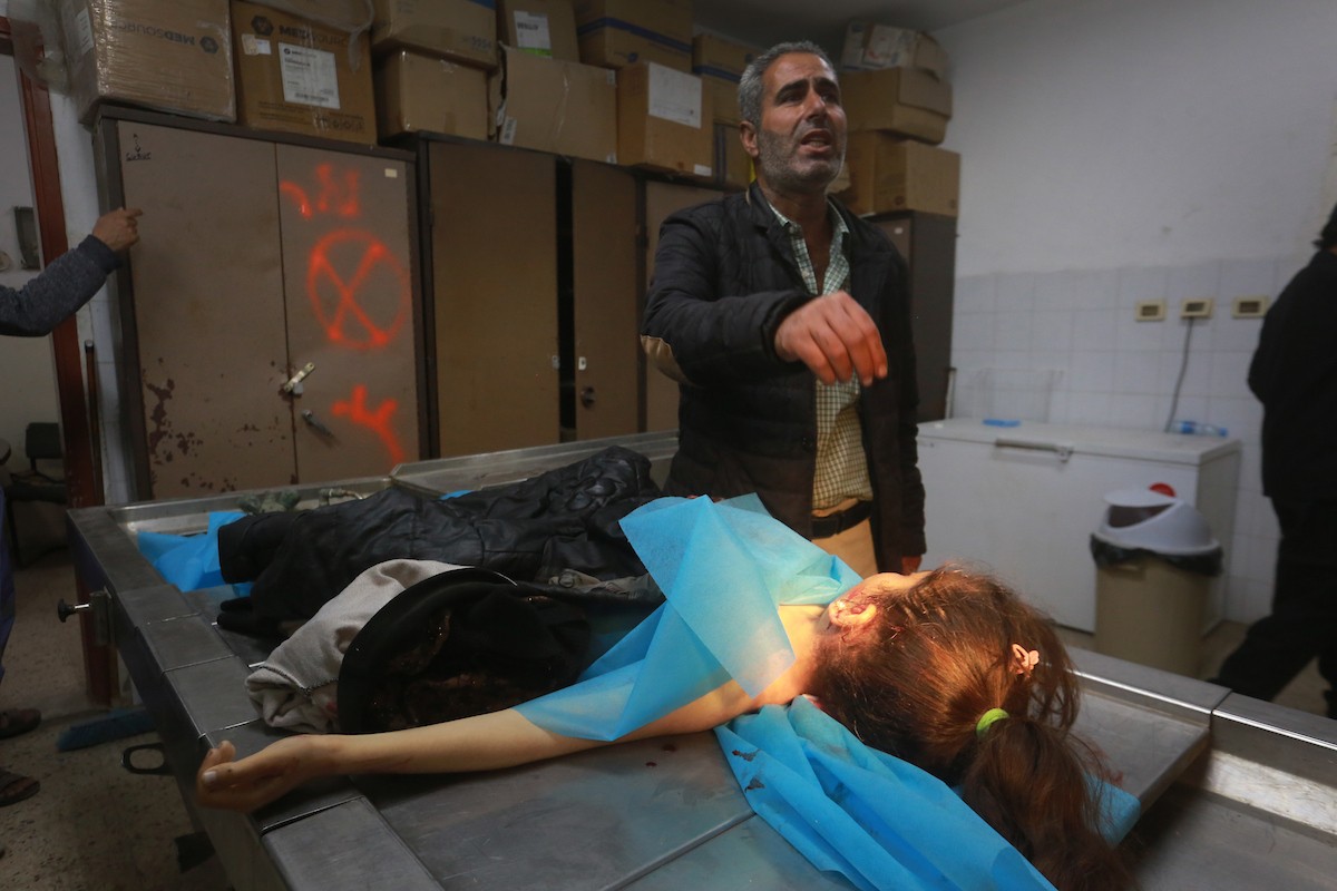 ودّع فلسطينيون جثمان الطفلة ريتاج عبد الرؤوف ريحان، البالغة من العمر 13 عامًا، في مستشفى الشفاء بمدينة غزة. وقد استشهدت ريتا بنيران الجيش الإسرائيلي التي استهدفت خيام النازحين في بيت لاهيا شمال قطاع غزة. 9 أبريل/نيسان 2026. صورة: بلال أسامة