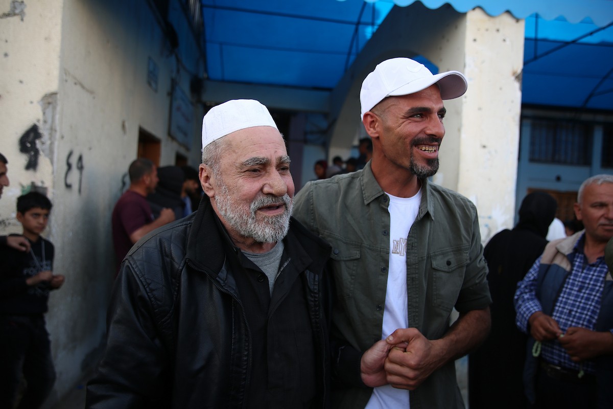 وصل أسرى فلسطينيون أفرج عنهم الجيش الإسرائيلي إلى مستشفى شهداء الأقصى في دير البلح، وسط قطاع غزة، في سيارات تابعة للجنة الدولية للصليب الأحمر، لإجراء فحوصات طبية. 26 أبريل/نيسان 2026. تصوير: هادي داود