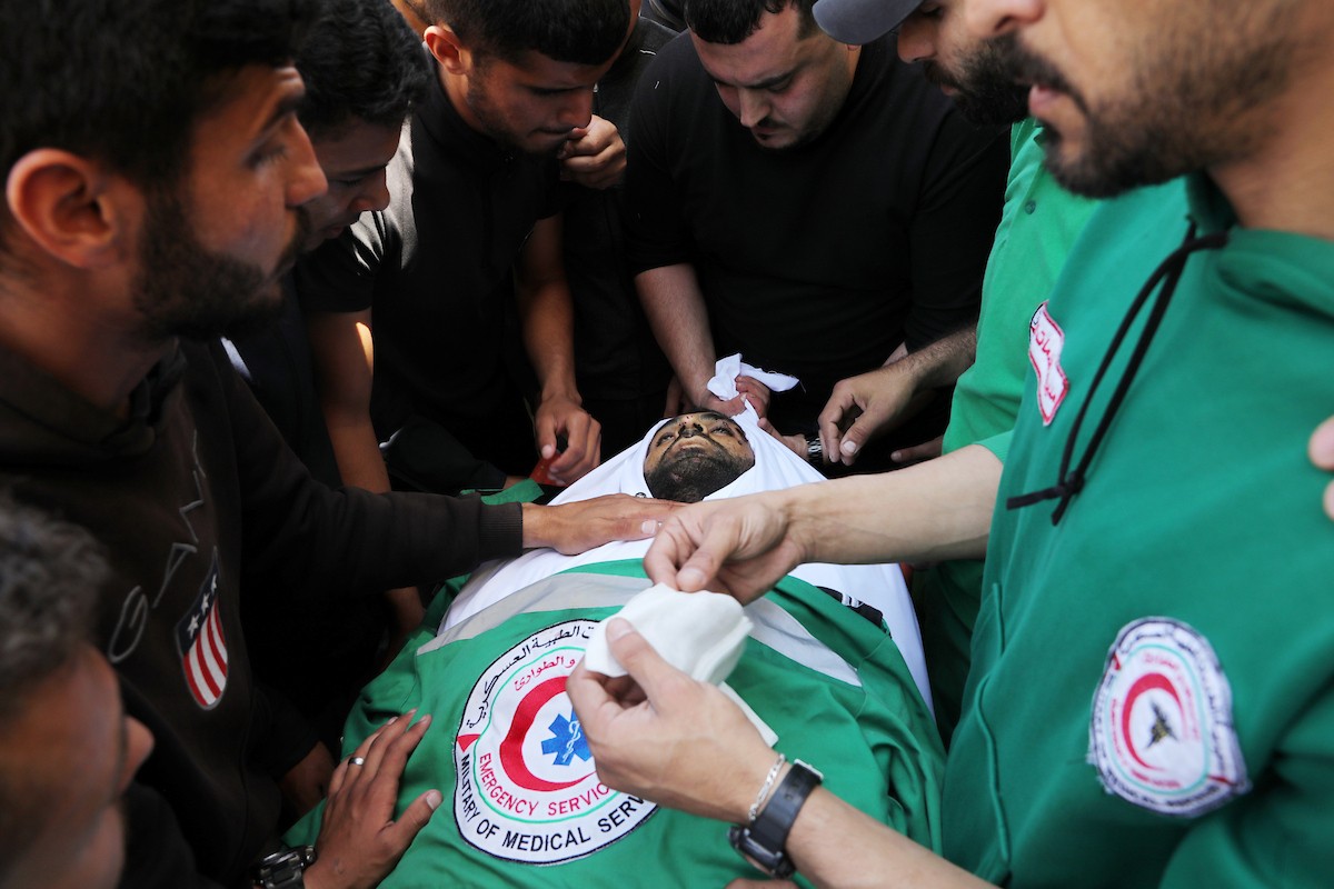 مشيعون فلسطينيون يودعون جثمان المسعف إبراهيم صقر خلال جنازته في مستشفى الشفاء بمدينة غزة في 29 أبريل/نيسان 2026. (صورة: بلال أسامة)