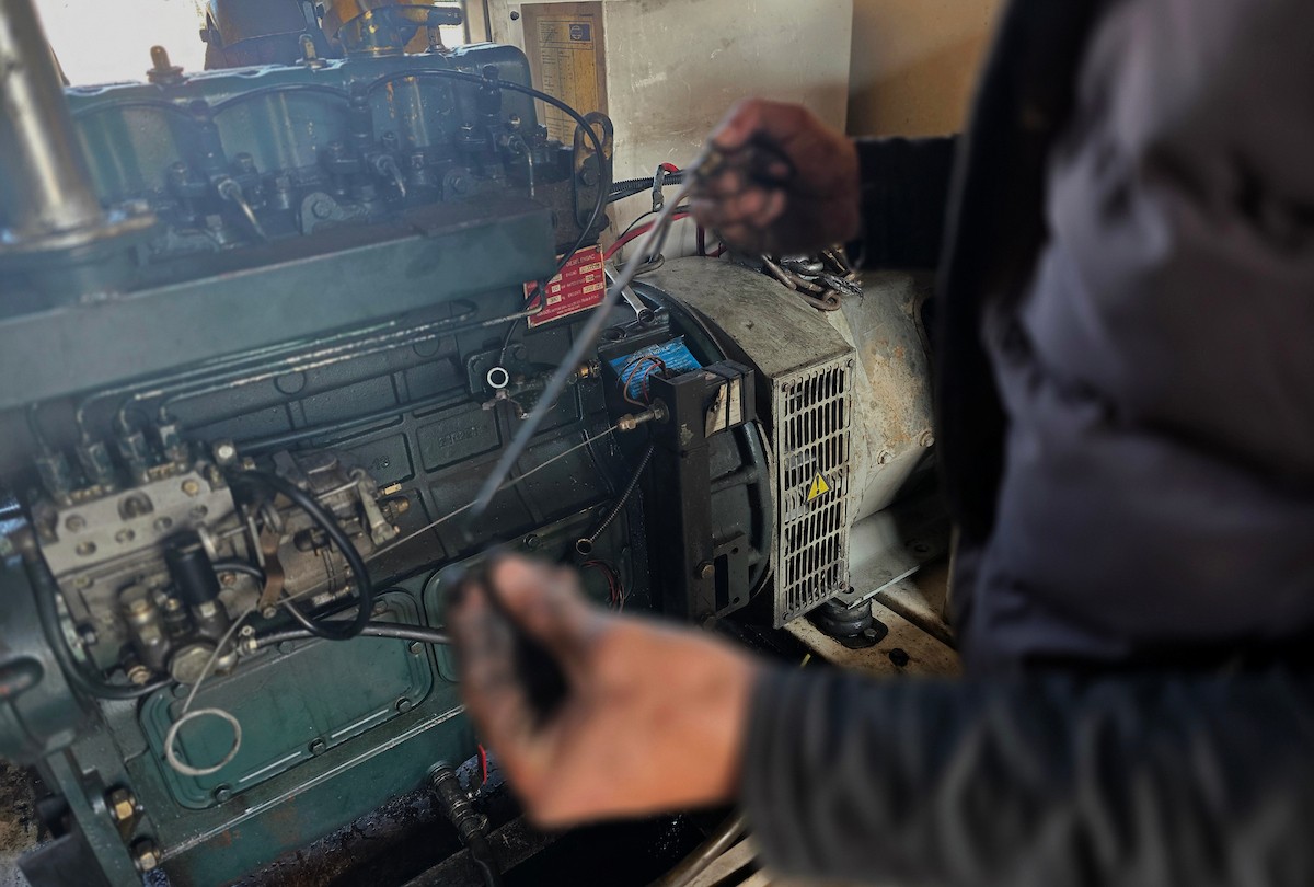 عقدت إدارة مجمع ناصر الطبي في خان يونس، جنوب قطاع غزة، مؤتمراً صحفياً ناقشت خلاله العواقب الوخيمة لنقص النفط وقطع الغيار اللازمة لتشغيل المولدات الكهربائية، وتأثير ذلك على الخدمات الصحية المقدمة، 12 أبريل/نيسان 2026. تصوير: طارق محمد