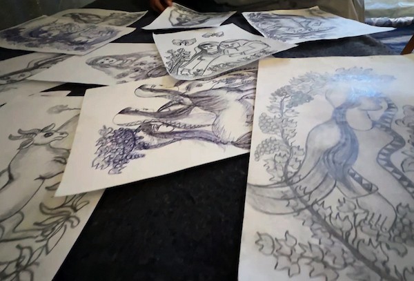 محمد زملط، رجل فلسطيني مسنّ اقتلعته الحرب من مخيم جباليا في شمال قطاع غزة، يحمل اليوم ريشته كوسيلة للبقاء، لا للفن فقط. في خيمته المتواضعة بمخيم البريج وسط القطاع، 12 أبريل/نيسان 2026، عدسة: يوسف أبو وطفة