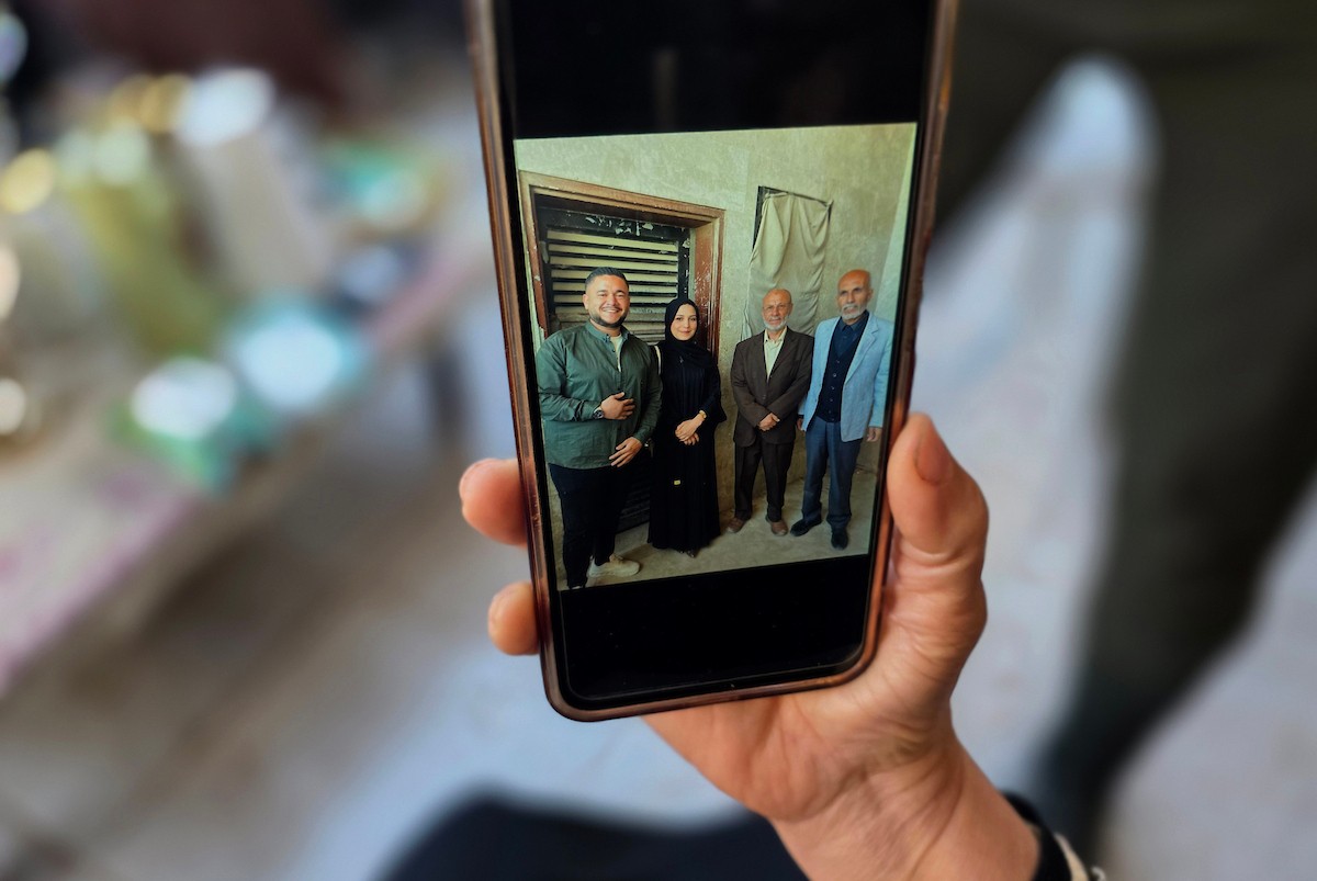 تعيش عائلة الفلسطيني درويش العتال في خان يونس جنوب قطاع غزة حالة من الحزن العميق، بعدما فقدت ابنها إثر غارة جوية إسرائيلية قبل يومين فقط من موعد زفافه، 23 أبريل/نيسان 2026. تصوير: طارق محمد