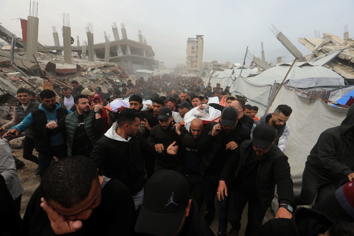 ودّع المشيّعون جثامين الفلسطينيين الذين سقطوا في غارة جوية إسرائيلية على مخيم الشاطئ للاجئين خلال جنازتهم في مدينة غزة في 15 أبريل/نيسان 2026. صورة: بلال أسامة