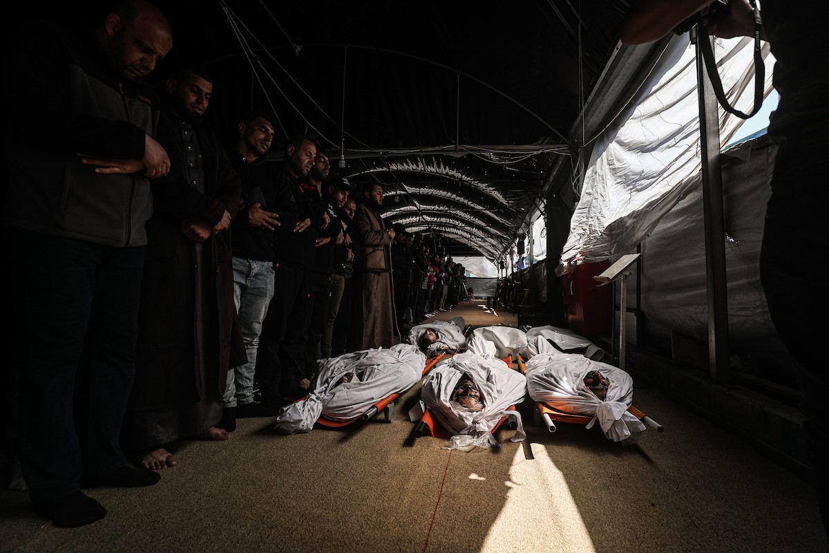 ينعى الفلسطينيون جثامين شهدائهم الفلسطينيين، الذين قُتلوا، بحسب مسعفين، في غارة جوية إسرائيلية ليلية، في مخيم البريج للاجئين الفلسطينيين، وسط قطاع غزة، في 11 أبريل/نيسان 2026. (صورة: معز صالحي)