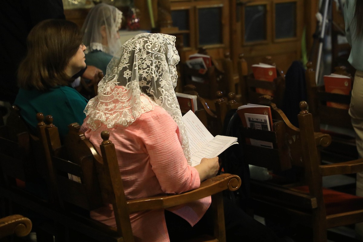 حضر مسيحيون أرثوذكس مقيمون في مدينة غزة، قداسًا في كنيسة القديس بورفيريوس احتفالًا بأحد الشعانين، الذي يُحيي ذكرى دخول السيد المسيح إلى القدس واستقبال الشعب له بأغصان النخيل، 5 أبريل/نيسان 2026. تصوير: هاشم زامو/apaimages