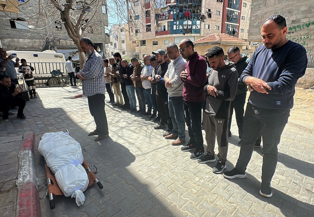 فلسطينيون يودعون جثمان مواطن قُتل في غارات جوية إسرائيلية بحي الشيخ رضوان في مدينة غزة. 6 أبريل/نيسان 2026. (صورة: هادي داود)