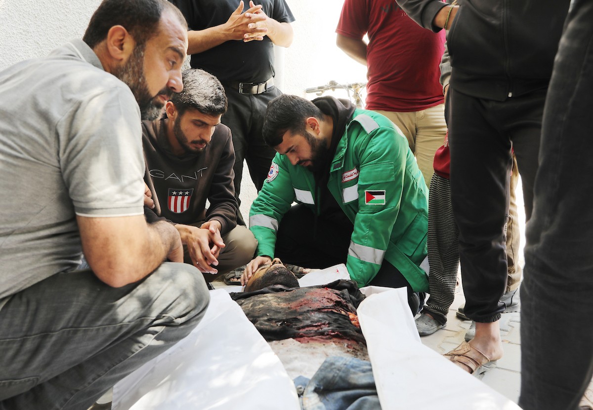 مشيعون فلسطينيون يودعون جثمان المسعف إبراهيم صقر خلال جنازته في مستشفى الشفاء بمدينة غزة في 29 أبريل/نيسان 2026. (صورة: بلال أسامة)