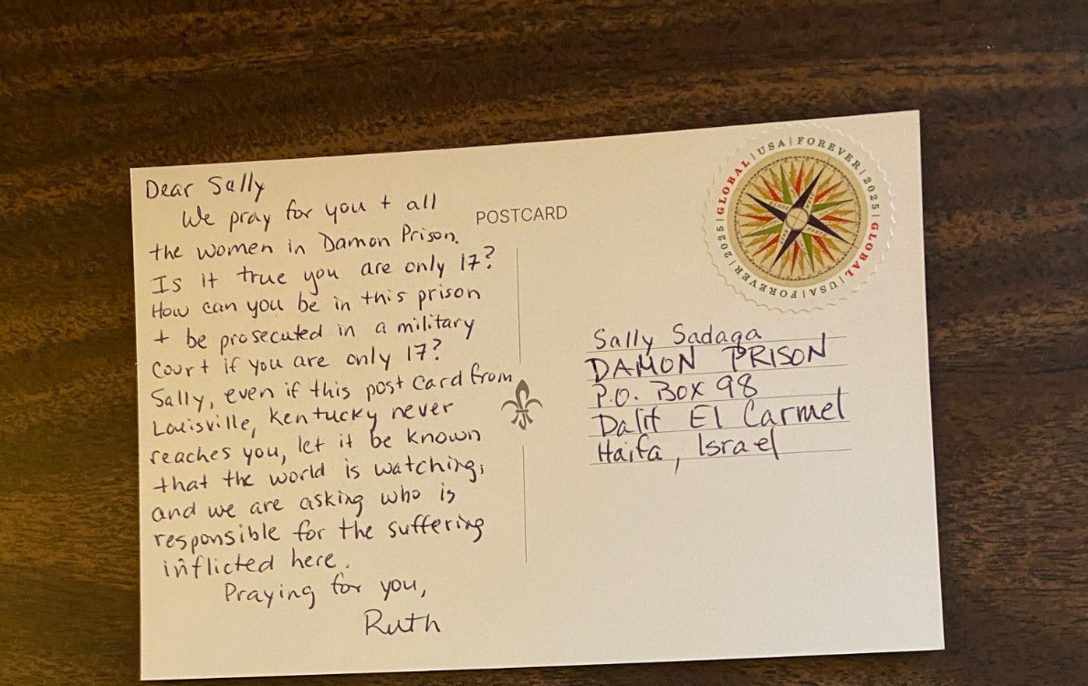 أكثر من ألف بطاقة بريدية تصل الدامون من كنائس مناصرة للقضية الفلسطينية معنونة بأسماء الأسيرات  1.jpg