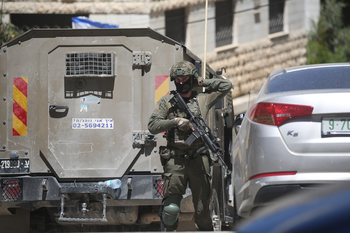 جنود إسرائيليون يقفون في أحد شوارع مدينة نابلس شمال الضفة الغربية، في 23 أبريل/نيسان 2026، خلال غارة للجيش الإسرائيلي. (صورة: محمد ناصر)