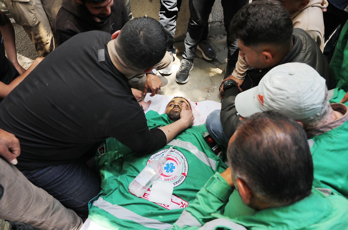 مشيعون فلسطينيون يودعون جثمان المسعف إبراهيم صقر خلال جنازته في مستشفى الشفاء بمدينة غزة في 29 أبريل/نيسان 2026. (صورة: بلال أسامة)