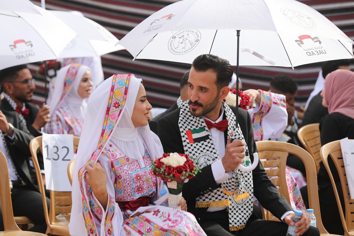 حفل زفاف جماعي لنحو 300 عروس وعريس، تحت عنوان فستان الفرح 2، نظمته مؤسسة الفارس الشم في دير البلح، وسط قطاع غزة، في 24 أبريل/نيسان 2026، (صورة: معز صالحي)