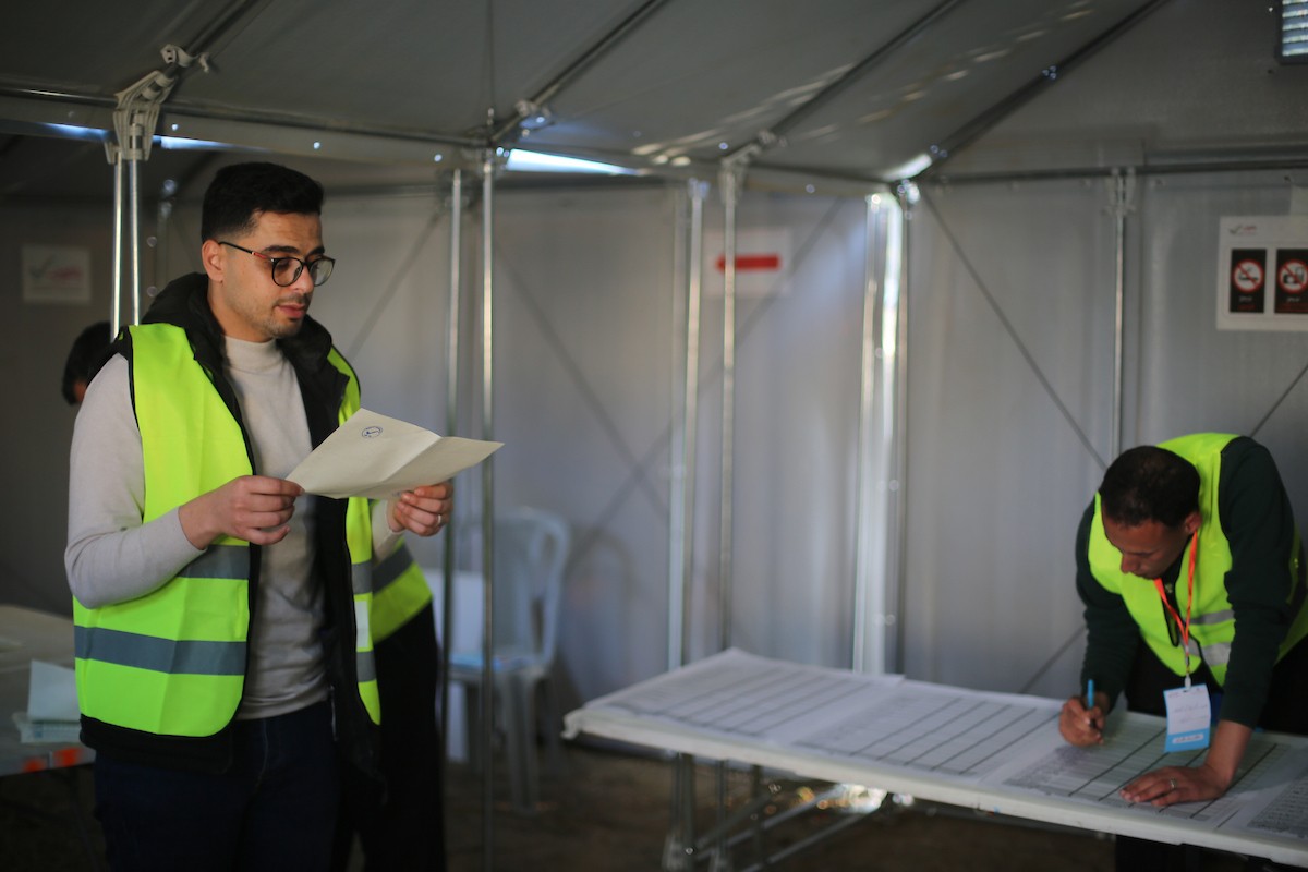 فرز أصوات الناخبين داخل مركز اقتراع في دير البلح، في 25 أبريل/نيسان 2026. وقد جرت الانتخابات البلدية اليوم في الضفة الغربية ووسط قطاع غزة، في أول انتخابات منذ بدء حرب غزة. (صورة: هادي داود)