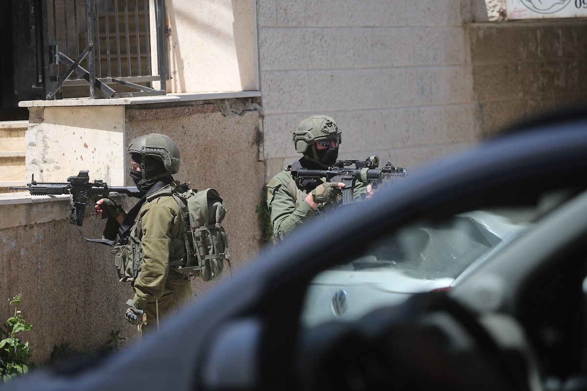 جنود إسرائيليون يقفون في أحد شوارع مدينة نابلس شمال الضفة الغربية، في 23 أبريل/نيسان 2026، خلال غارة للجيش الإسرائيلي. (صورة: محمد ناصر)