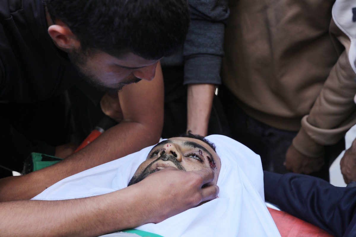 مشيعون فلسطينيون يودعون جثمان المسعف إبراهيم صقر خلال جنازته في مستشفى الشفاء بمدينة غزة في 29 أبريل/نيسان 2026. (صورة: بلال أسامة)