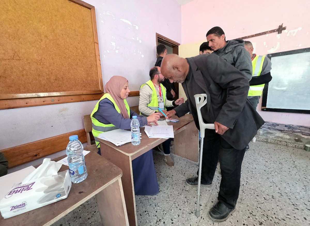 الفلسطينيون يدلون بأصواتهم في مركز اقتراع خلال الانتخابات البلدية في دير البلح، قطاع غزة، في 25 أبريل/نيسان 2026 بعد أكثر من 20 عاما، (صورة: طارق محمد)