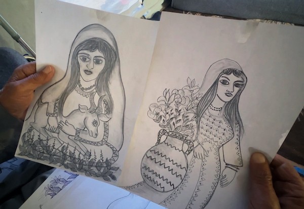 محمد زملط، رجل فلسطيني مسنّ اقتلعته الحرب من مخيم جباليا في شمال قطاع غزة، يحمل اليوم ريشته كوسيلة للبقاء، لا للفن فقط. في خيمته المتواضعة بمخيم البريج وسط القطاع، 12 أبريل/نيسان 2026، عدسة: يوسف أبو وطفة