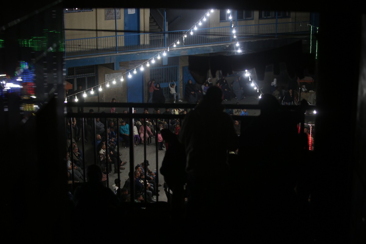 فلسطينيون نازحون يشاركون في حفل زفاف الشاب ماهر حمدية داخل مدرسة حُوّلت إلى مأوى في مخيم النصيرات، وسط قطاع غزة، 26 أبريل/نيسان 2026. (تصوير: حسن الجديدي)