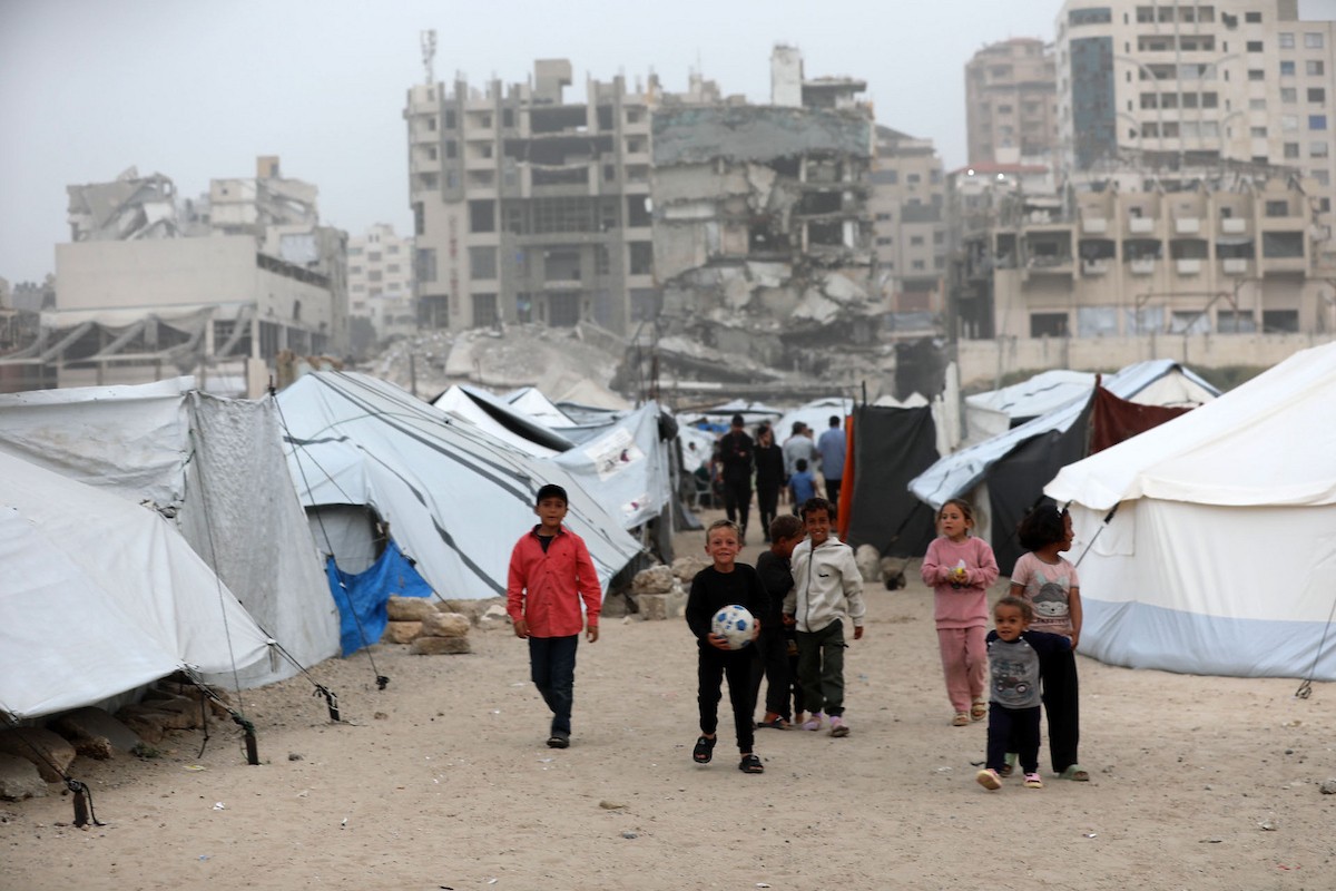 يقضي أطفال فلسطينيون أوقاتهم على شاطئ  غزة، باحثين عن ملاذ من حرارة الشمس وضغوط الحياة اليومية، في ظلّ الظروف الإنسانية المتردية التي يواجهها سكان القطاع جراء الحرب الدائرة، 17 أبريل/نيسان 2026. تصوير: بلال أسامة