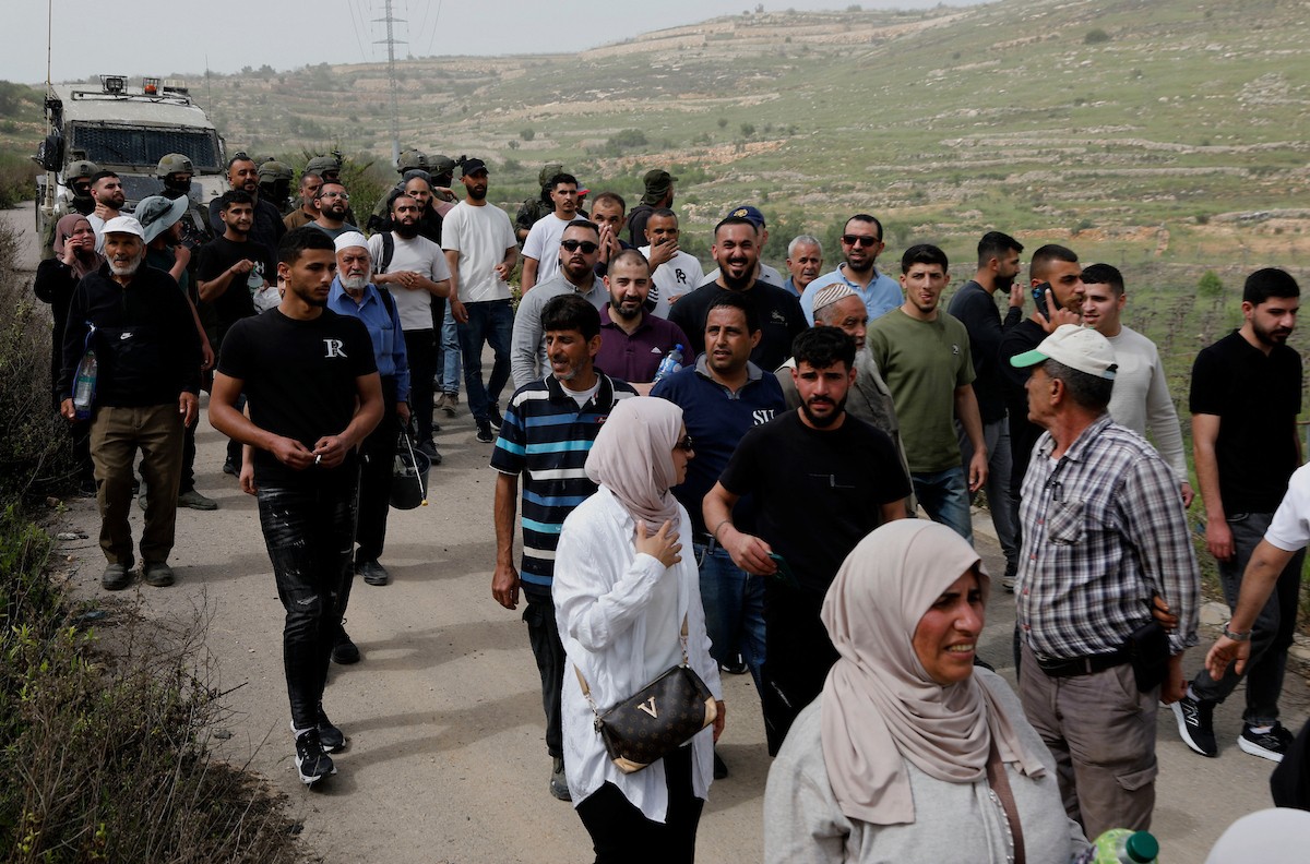 يحاول فلسطينيون الوصول إلى أراضيهم الزراعية في بلدة حلحول شمال الخليل جنوب الضفة الغربية، إلا أن الجيش الإسرائيلي يمنعهم من ذلك، وفق ما أفاد به شهود عيان،  17 أبريل/نيسان 2026. صورة: مأمون وزواز