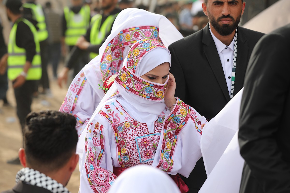 حفل زفاف جماعي لنحو 300 عروس وعريس، تحت عنوان فستان الفرح 2، نظمته مؤسسة الفارس الشم في دير البلح، وسط قطاع غزة، في 24 أبريل/نيسان 2026، (صورة: معز صالحي)