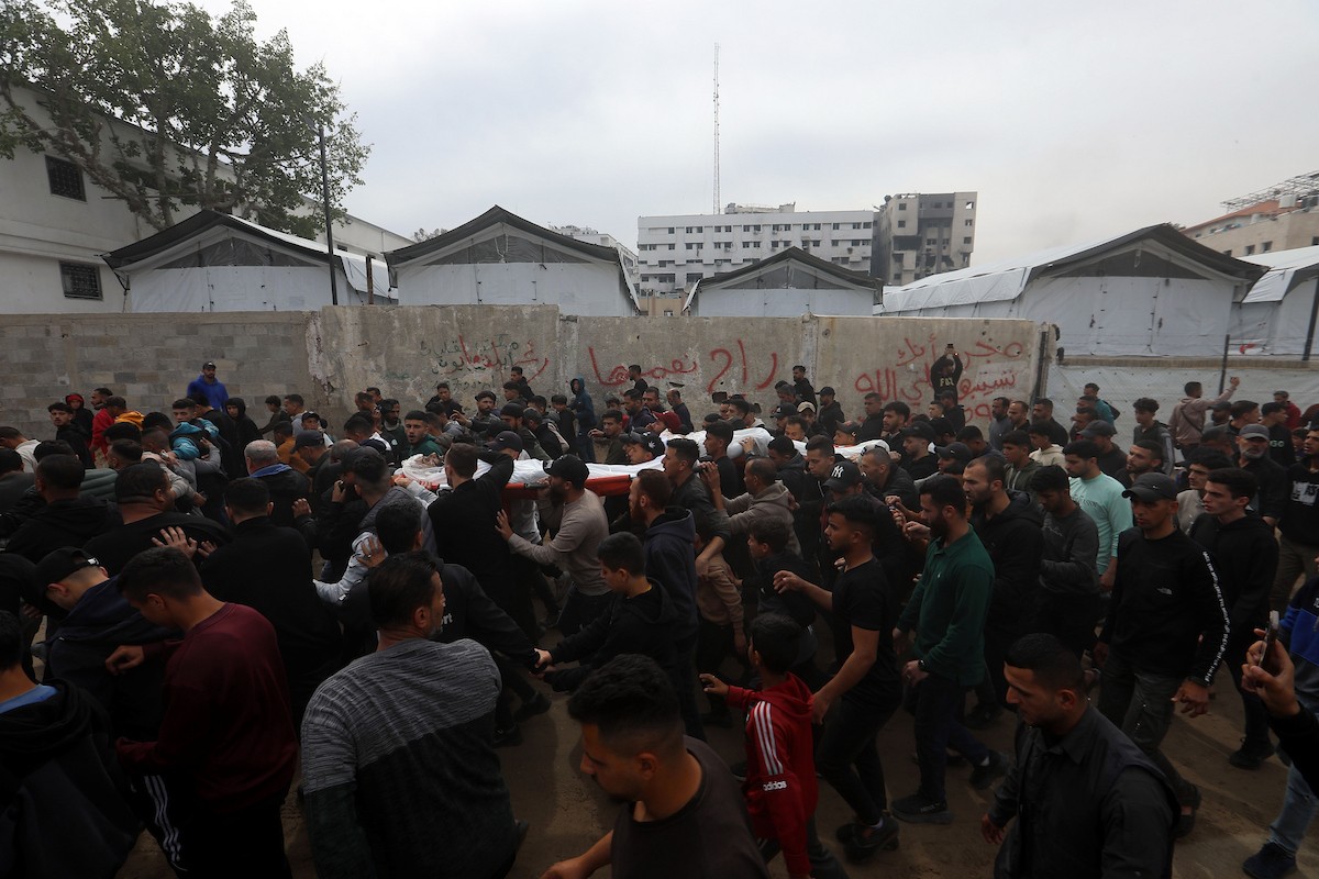 ودّع المشيّعون جثامين الفلسطينيين الذين سقطوا في غارة جوية إسرائيلية على مخيم الشاطئ للاجئين خلال جنازتهم في مدينة غزة في 15 أبريل/نيسان 2026. صورة: بلال أسامة