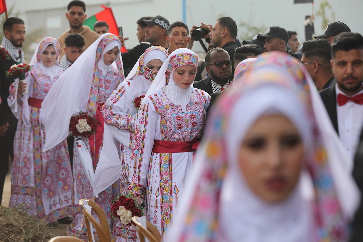 حفل زفاف جماعي لنحو 300 عروس وعريس، تحت عنوان فستان الفرح 2، نظمته مؤسسة الفارس الشم في دير البلح، وسط قطاع غزة، في 24 أبريل/نيسان 2026، (صورة: معز صالحي)