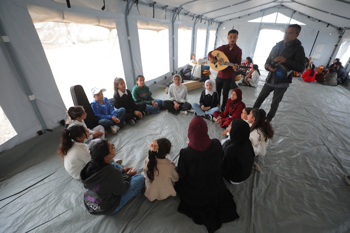 يشارك أطفال فلسطينيون في أنشطة ترفيهية ودعم نفسي اجتماعي في مخيم الزهور للنازحين في مخيم النصيرات للاجئين وسط قطاع غزة. 26 أبريل/نيسان 2026، (تصوير: حسن الجديدي)