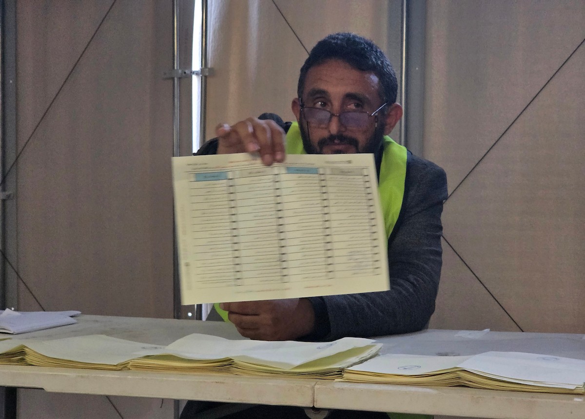 لجنة الانتخابات تُجري فرز قوائم المرشحين في الانتخابات المحلية الأولى في دير البلح وسط قطاع غزة منذ أكثر من عقدين، والأولى في الضفة الغربية منذ بدء حرب السابع من أكتوبر/ تشرين الأول 2023، 25 أبريل/نيسان 2026. (صورة: طارق محمد)