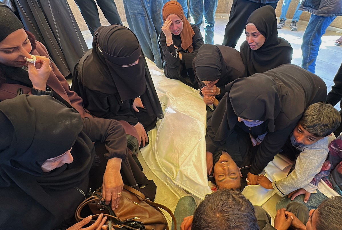 ودّع الفلسطينيون جثمان يحيى أبو شلهوب، الذي استشهد فجر اليوم في غارة جوية إسرائيلية على منطقة المسلخ جنوب خان يونس في جنوب قطاع غزة. 23 أبريل/نيسان 2026. صورة: طارق محمد