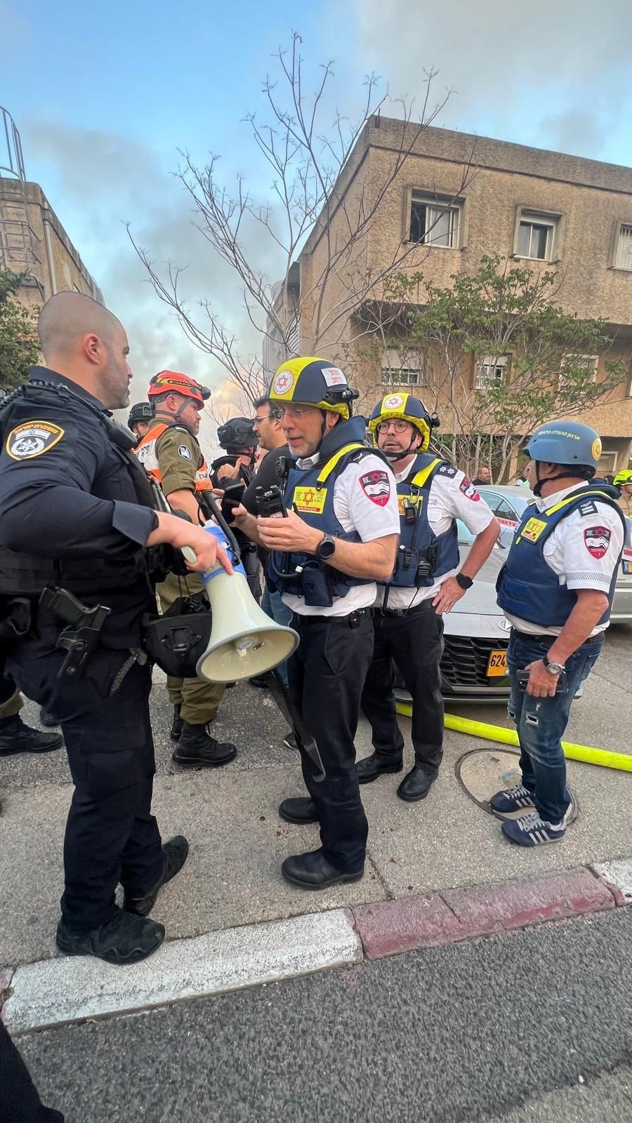 آثار الدمار عقب سقوط شظايا صاروخية في حيفا جراء صاروخ إيراني وإصابة 10 أشخاص بينهم مسن بجراح خطيرة 2.jpg