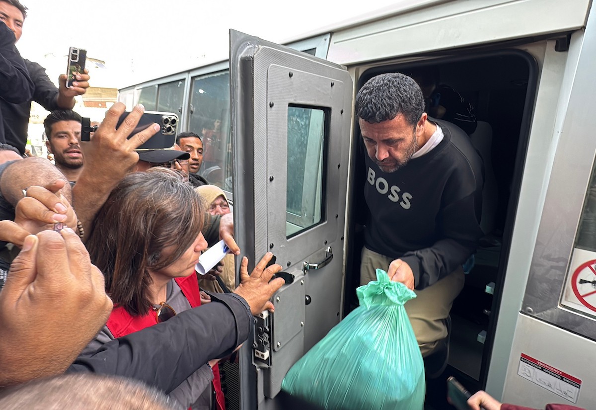 وصل اثنا عشر أسيرًا فلسطينيًا، بينهم امرأة، كانوا قد أُفرج عنهم من سجون الاحتلال الإسرائيلي، إلى مستشفى شهداء الأقصى في دير البلح، وسط قطاع غزة، في 15 أبريل/نيسان 2026، (صورة: أحمد إبراهيم)