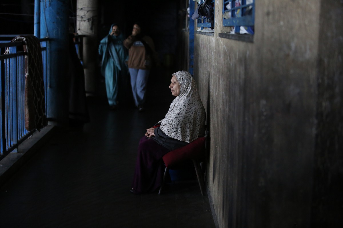 فلسطينيون نازحون يشاركون في حفل زفاف الشاب ماهر حمدية داخل مدرسة حُوّلت إلى مأوى في مخيم النصيرات، وسط قطاع غزة، 26 أبريل/نيسان 2026. (تصوير: حسن الجديدي)