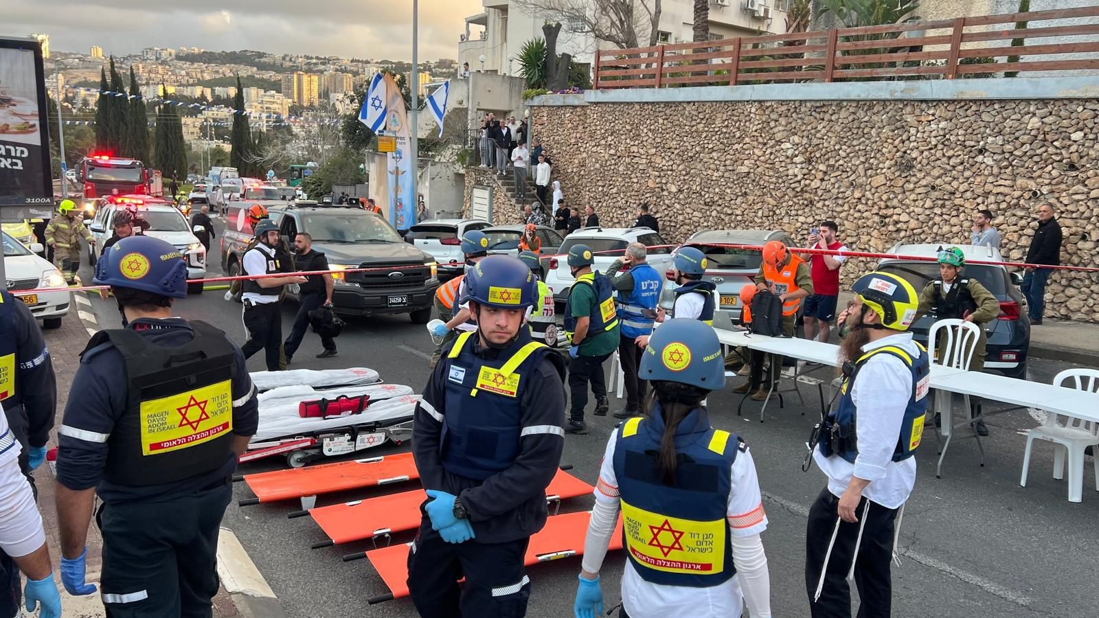 آثار الدمار عقب سقوط شظايا صاروخية في حيفا جراء صاروخ إيراني وإصابة 10 أشخاص بينهم مسن بجراح خطيرة 4.jpg