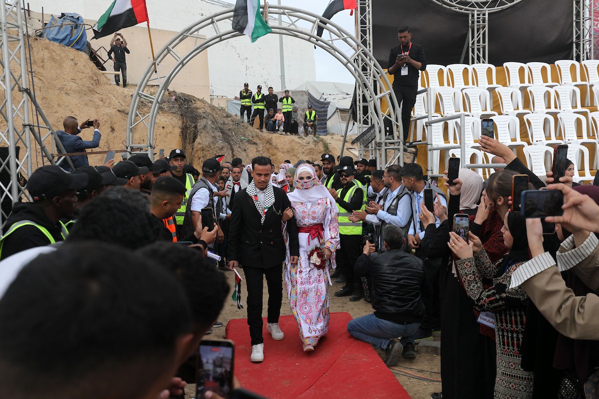 حفل زفاف جماعي لنحو 300 عروس وعريس، تحت عنوان فستان الفرح 2، نظمته مؤسسة الفارس الشم في دير البلح، وسط قطاع غزة، في 24 أبريل/نيسان 2026، (صورة: معز صالحي)