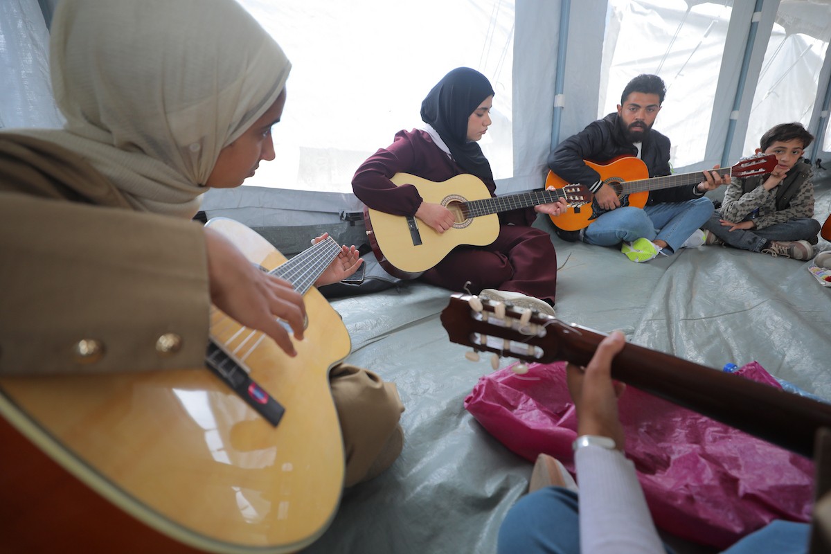 يشارك أطفال فلسطينيون في أنشطة ترفيهية ودعم نفسي اجتماعي في مخيم الزهور للنازحين في مخيم النصيرات للاجئين وسط قطاع غزة. 26 أبريل/نيسان 2026، (تصوير: حسن الجديدي)