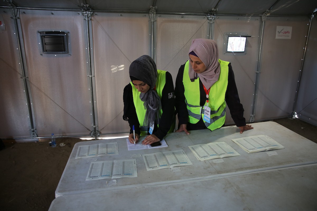 فرز أصوات الناخبين داخل مركز اقتراع في دير البلح، في 25 أبريل/نيسان 2026. وقد جرت الانتخابات البلدية اليوم في الضفة الغربية ووسط قطاع غزة، في أول انتخابات منذ بدء حرب غزة. (صورة: هادي داود)