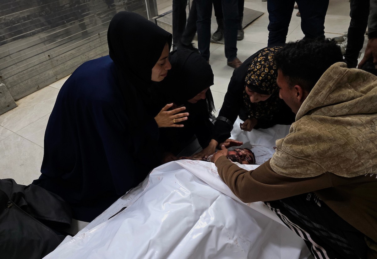 ودّع الفلسطينيون جثمان محمود إبراهيم البريم، الذي استشهد في غارات جوية إسرائيلية بطائرات مسيّرة قرب دوار أبو حامد، شرق خان يونس، جنوب قطاع غزة. 9 أبريل/نيسان 2026. تصوير: طارق محمد