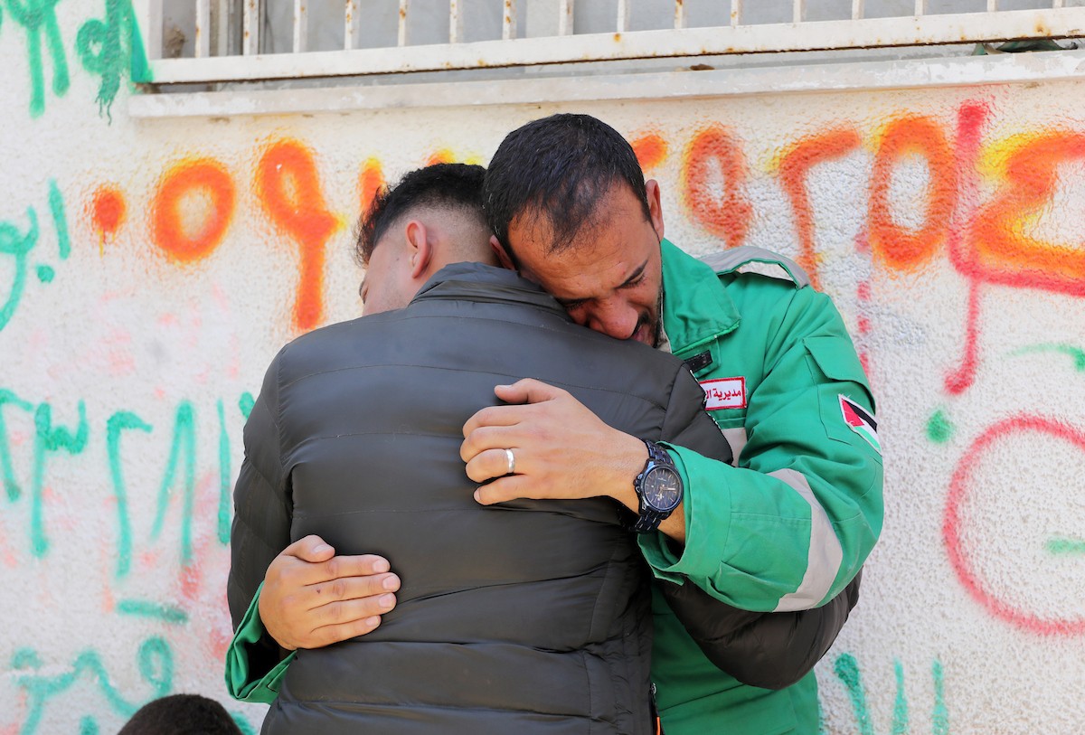 مشيعون فلسطينيون يودعون جثمان المسعف إبراهيم صقر خلال جنازته في مستشفى الشفاء بمدينة غزة في 29 أبريل/نيسان 2026. (صورة: بلال أسامة)