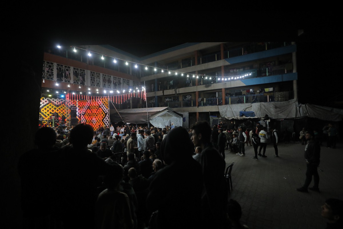 فلسطينيون نازحون يشاركون في حفل زفاف الشاب ماهر حمدية داخل مدرسة حُوّلت إلى مأوى في مخيم النصيرات، وسط قطاع غزة، 26 أبريل/نيسان 2026. (تصوير: حسن الجديدي)